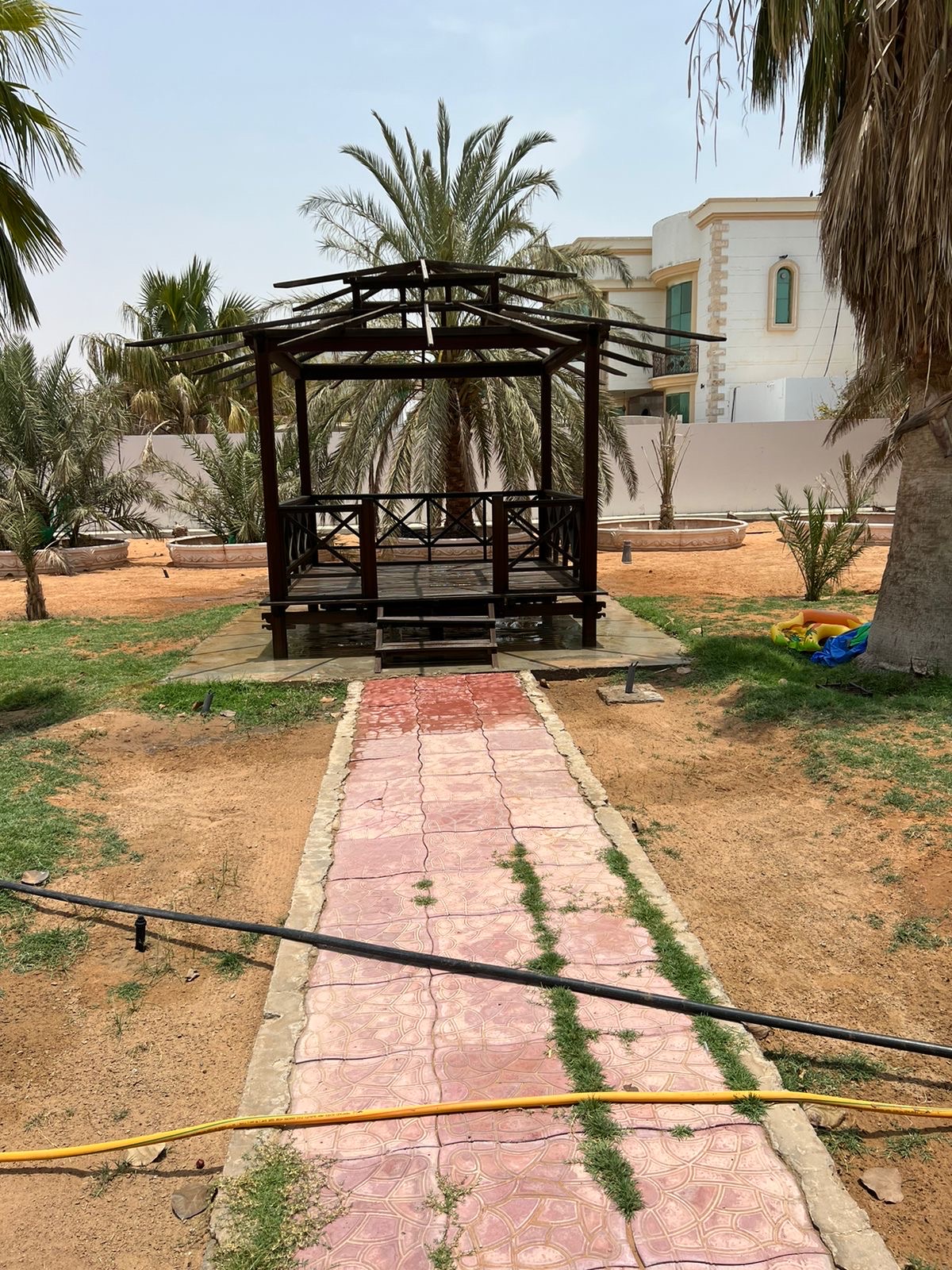 للبيع 
جازيبو (كوخ) إندونيسي عمره 15 سنة
في حالة ممتازة.
يحتاج فقط طربال في الأعلي.
مطلوب: 2500 درهم.
لمن لديه الرغبه التواصل: 056/3166321