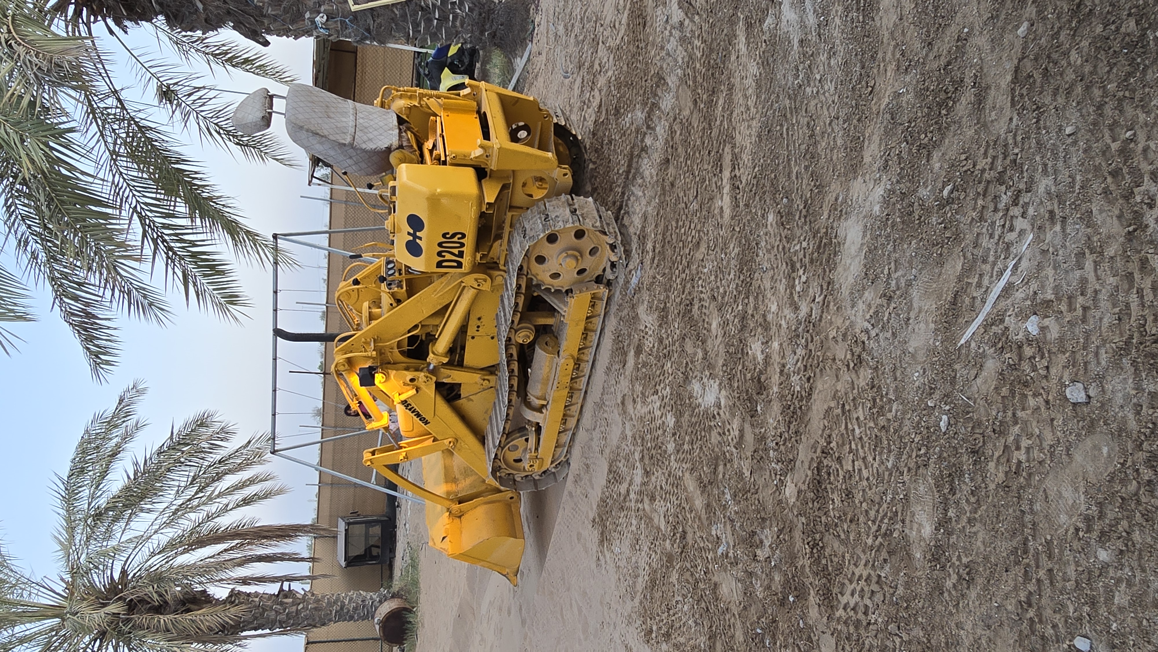 للبيع شيول جنزير او بدوزر شيول