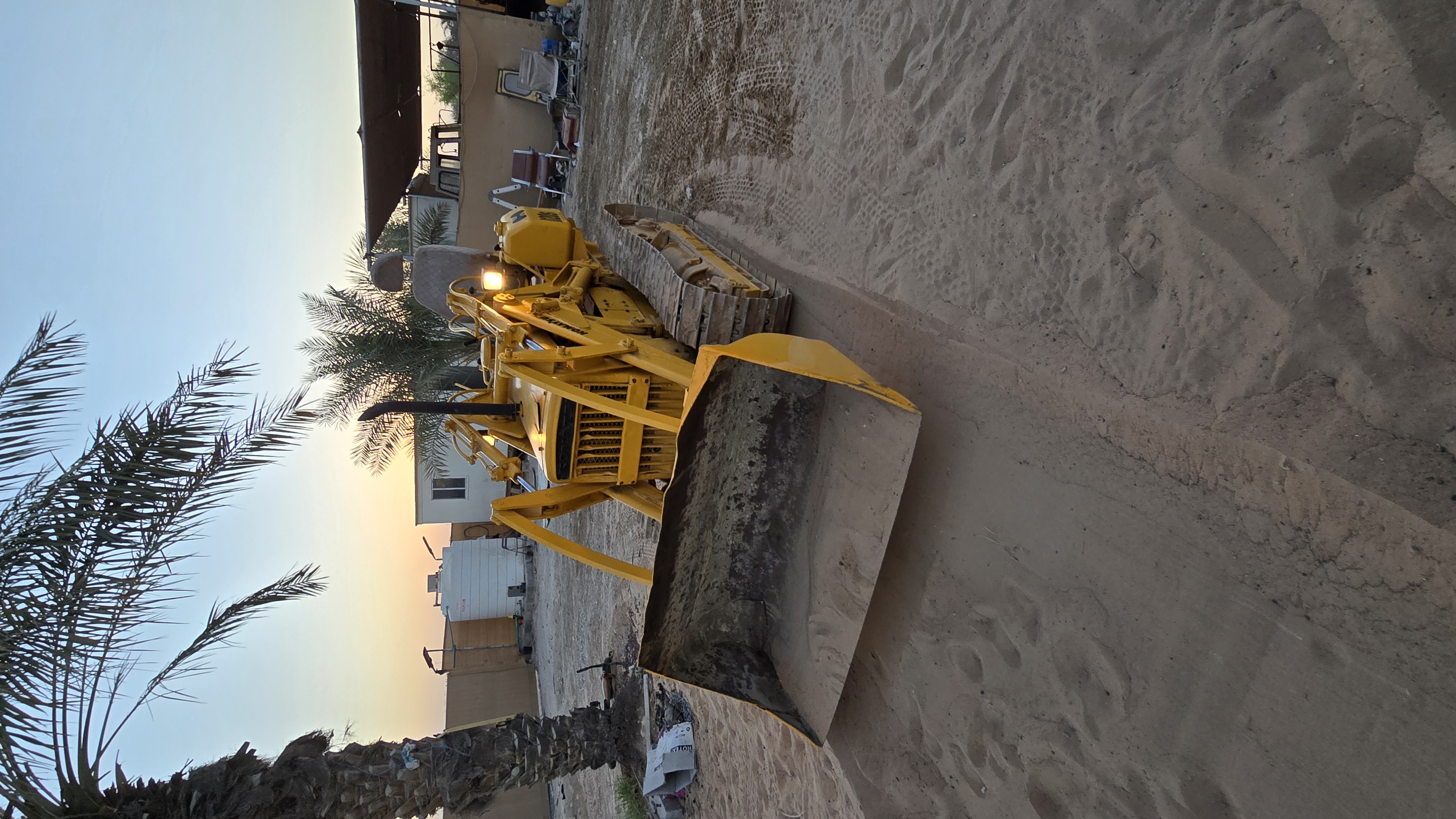 للبيع شيول جنزير او بدوزر شيول