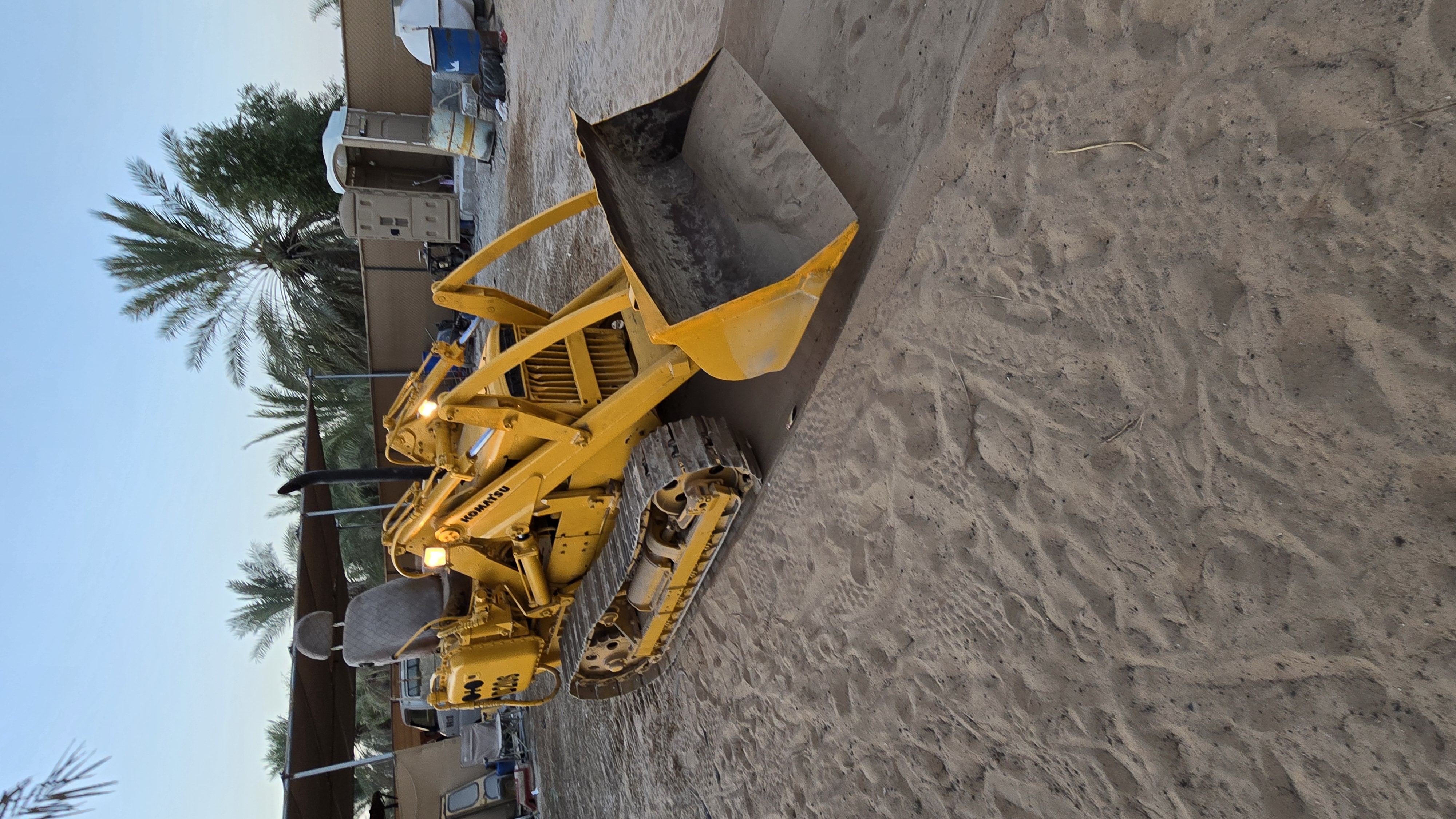 للبيع شيول جنزير او بدوزر شيول