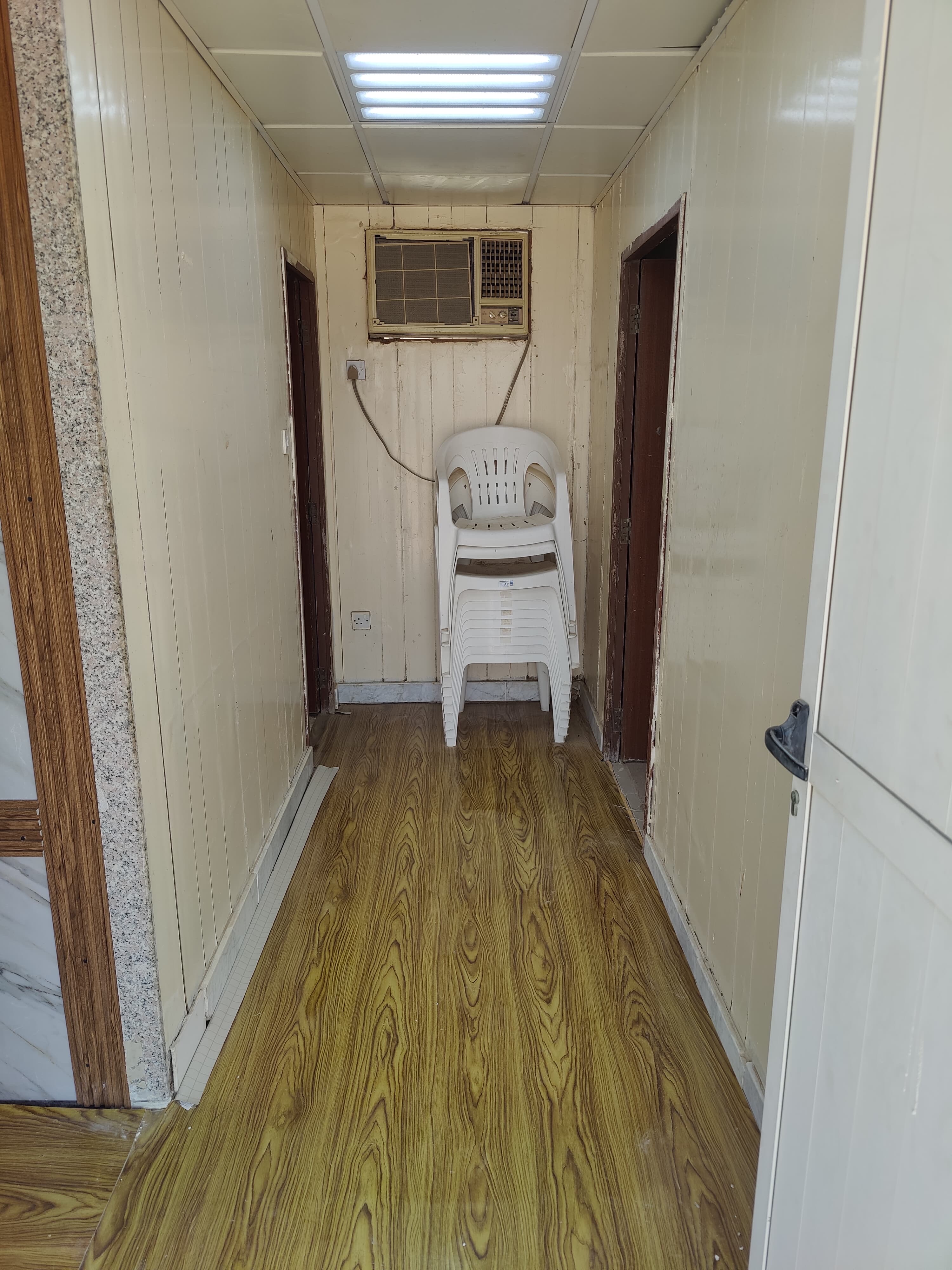 كرفان خشبي بحالة جيده ١٢متر في ٤ في عزب رزين