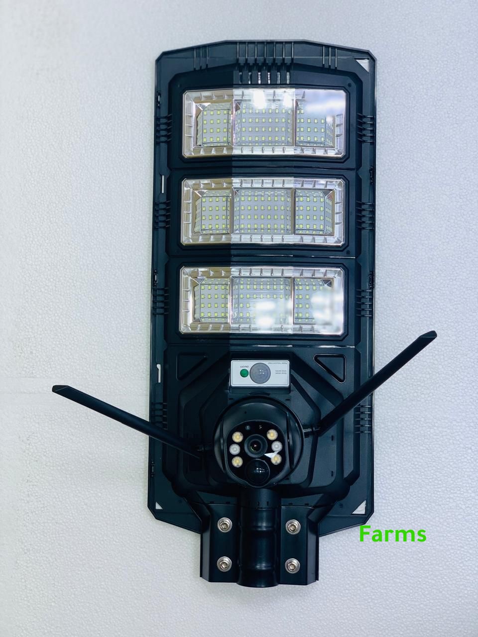 كشاف وكاميرا بالطاقة الشمسية